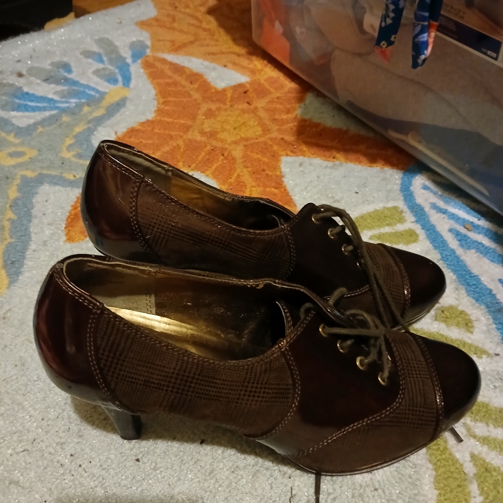 Anne Klein Brown Textured Heels